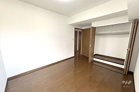 東側洋室［2025年12月8日撮影］クローゼットがございますので、お洋服や趣味のお荷物が多い方にも安心してお使いいただけます。