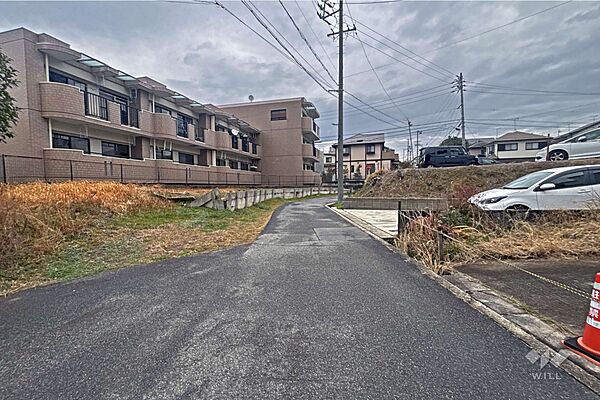 物件の北側前面道路（西側から）［2026年2月11日撮影］