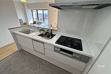 キッチン。白を基調としたシンプルなデザイン。作業スペースも確保されているので広々とお料理を楽しむことができそうです。食洗器もついております。