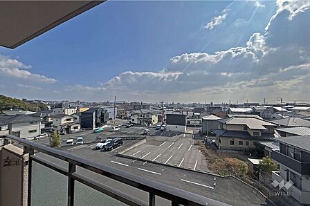 バルコニーからの眺め。前面に建物がないため日当たり・通風良好です。人通りや車通りも少なく、外からの目線も気になりません。