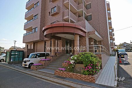 エントランスアプローチ。屋根がついているので雨の日も安心です。きれいな花が植えられていたり、マンションの管理の良さも感じられます。