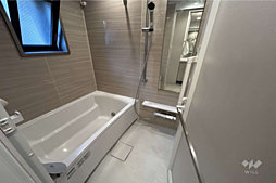 清潔感ある窓付きバスルーム