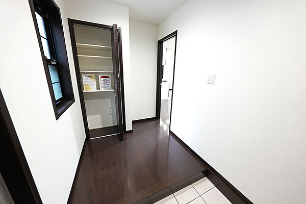 玄関。こちら側にも収納がございますので、ご家族全員の靴だけでなく、外出時に必要な物、お子様の外遊びグッズ等も収納でき、大変便利です。
