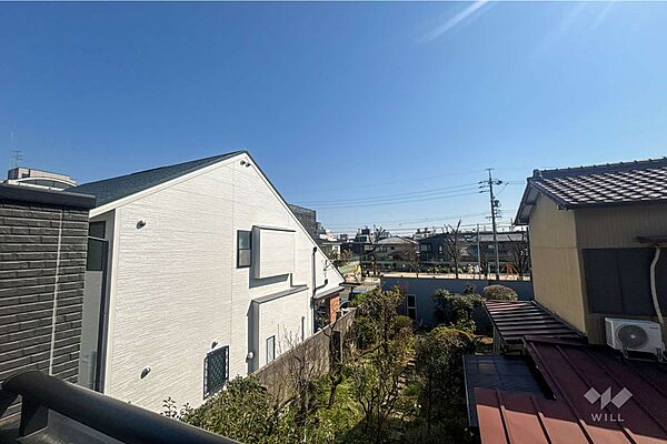 バルコニーからの眺め（南東方向）。さえぎる建物がなく、日当たり良好。周辺の建物からの目線も気にならなさそうです。