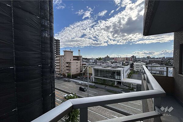 バルコニーからの眺め（南西方向）。こちらの方向は、視界を遮る高い建物がないため、お天気の良い日には遠くの方まで見渡すことができます。