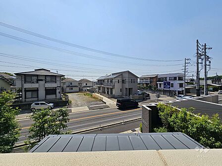 バルコニー正面は道路になっており、遮蔽物がなく、解放感のある眺めになっております。階下がエントランスのため、足音なども気になりません。