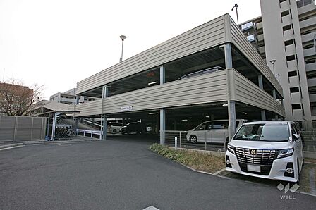 平面駐車場1台付き。お車を日常的に使うご家庭にも嬉しいポイントです。