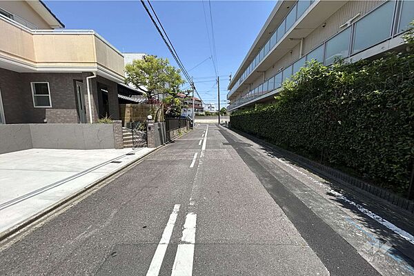 物件の南東側前面道路（西側から）。周辺は閑静な住宅街で、落ち着いた生活が送れそうですね。「汐路小学校」まで徒歩5分、「汐路中学校」まで徒歩4分ですので、お子様の通学も安心ですね。