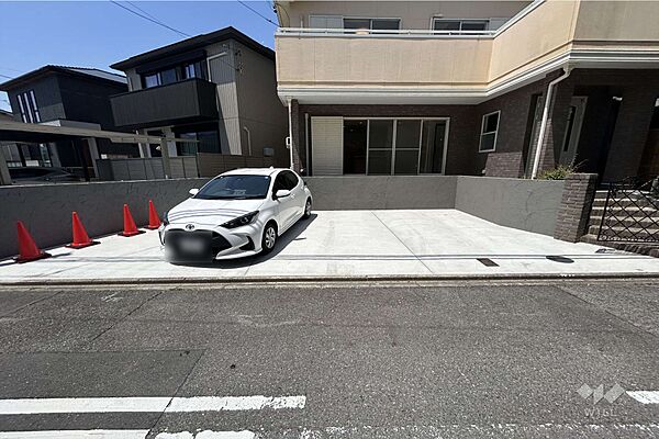 物件の駐車スペース。2台駐車可能です。車種によっては、3台可能です。周辺は住宅街になっているので、駐車もしやすいです。