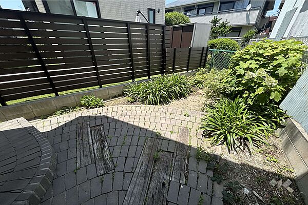 庭。目隠しフェンスがありプライパシー性が高いお庭です。草木があり、自然を感じられる一角となっています。
