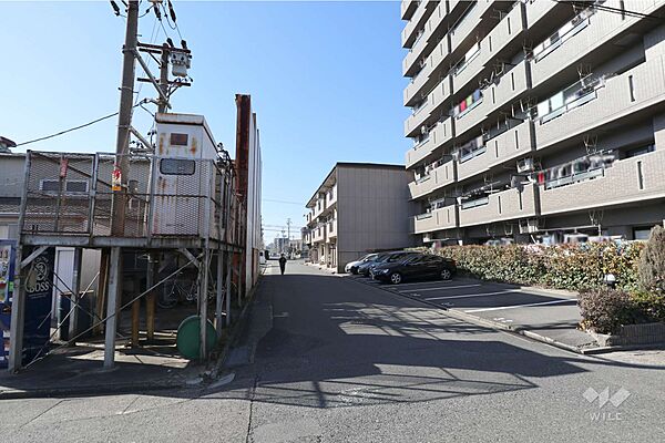 敷地南側の前面道路（東側から）