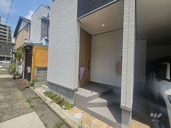 雨の日の荷物の出し入れにも便利な、屋根付きの玄関です。玄関ドアはダブルロック式で、防犯面にも配慮されています。