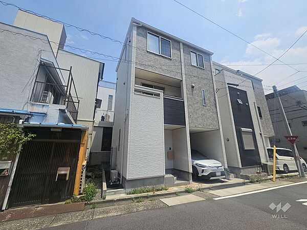 築2年、ビルトインガレージ付きの都市型住宅。最寄り駅まで徒歩8分の立地に加え、周辺には生活施設が充実しており、自転車での日常移動も便利です。