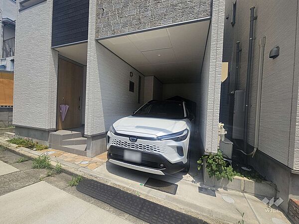 雨風をしのげるビルトインスペースを備えており、お車の駐車だけでなく、自転車置き場としても使いやすい空間です。