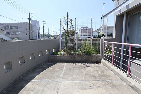 東側バルコニー［2026年7月9日撮影］バルコニーはBBQなどもお楽しみいただけます。