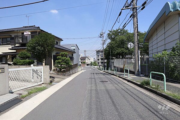 物件の東側前面道路（南側から）［2026年7月9日撮影］幅員は約8メートルあります。