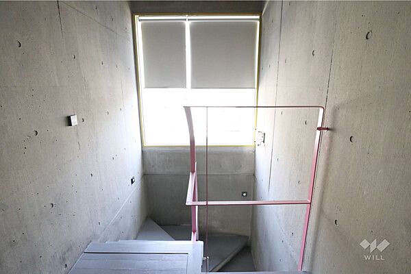 手すりのカラー、コンクリートの質感、窓からの光の陰影が独特の雰囲気を作り出しています。売主様のお気に入りポイントです。