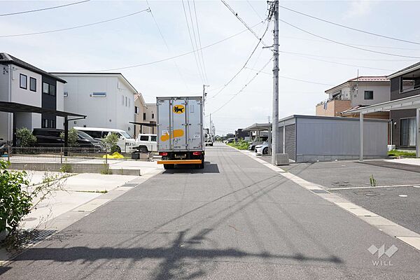 物件の北側前面道路（東側から）［2026年7月15日撮影］