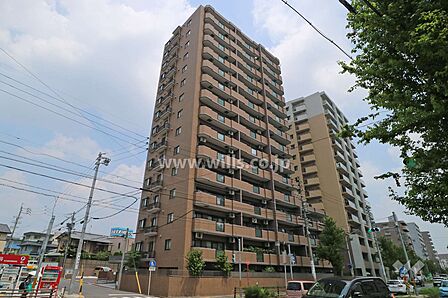 1990年代に建築された、重厚感あるタイル張りが魅力のマンション。薬局・郵便局・駅等生活施設が揃っています。小高い場所に位置しており。