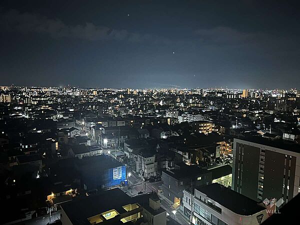 窓の先に街並みや山並みが広がる、開放感のある眺望。時間帯や季節によって異なる景色を楽しめます。