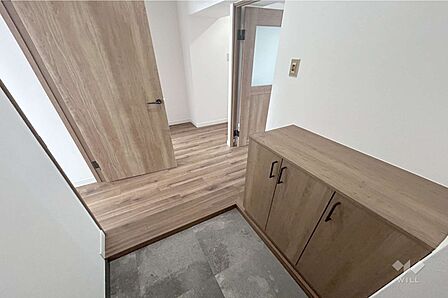 玄関［2026年7月17日撮影］シューズボックスがございますので、踏み場が履物で散らかる心配も少なく、常時綺麗な玄関が保てます。