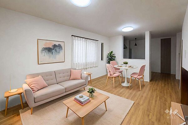 LDKは長方形の間取りになっており、家具が置きやすい設計です。※写真の一部で不要物消去・家具合成（AI加工）を行っています