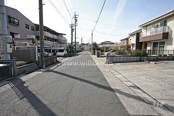 敷地北側の前面道路（東側から）