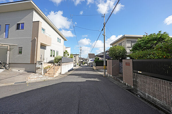 物件の東側前面道路（北側から）［2026年8月9日撮影］