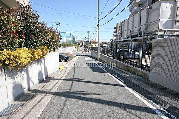 敷地北側の前面道路