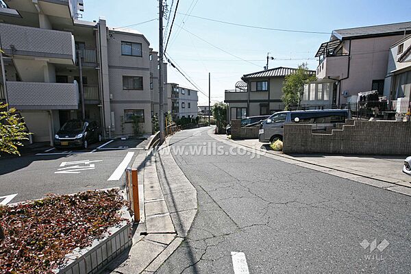 敷地西側の前面道路
