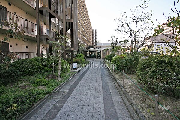 駐車場出入り口(バーゲート付き）