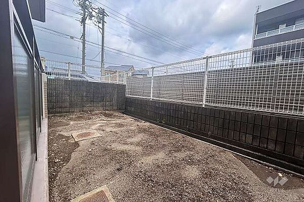 1階住戸ならではの専用庭付き。ガーデニングやお子様の遊び場など、暮らしに合わせて多目的に使えるスペースです。