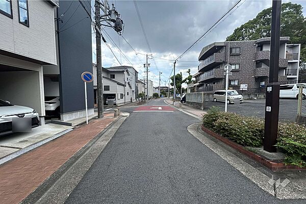 物件の北側前面道路（東側から）［2026年8月30日撮影］