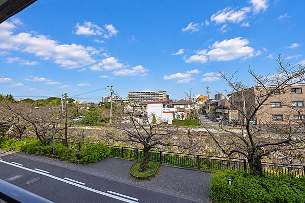 バルコニーからの眺め（南東方向）［2026年10月9日撮影］春は山崎川沿いに桜が開花しています。目の前に建物が建つ心配もございません。