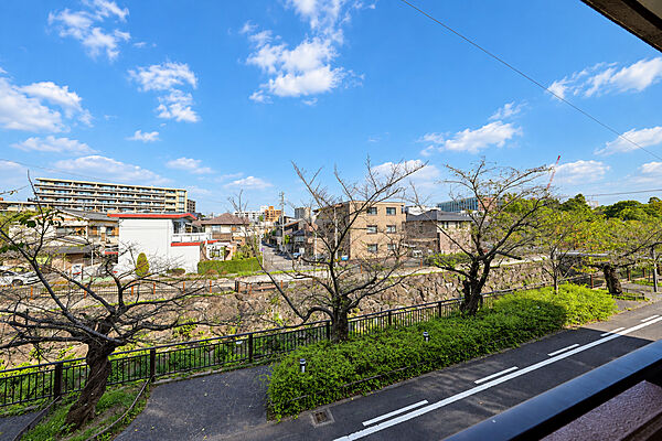 バルコニーからの眺め（南東方向）［2026年10月9日撮影］春は山崎川沿いに桜が開花しています。目の前に建物が建つ心配もございません。