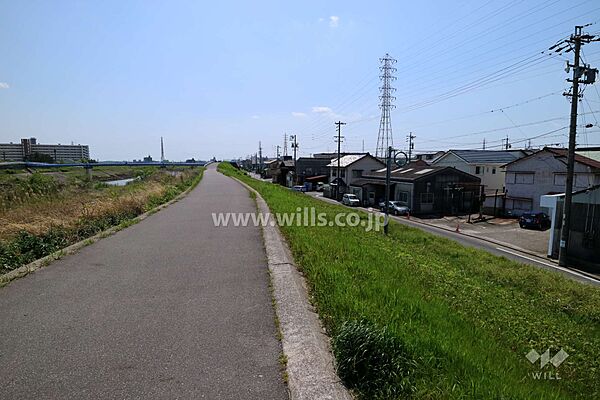 敷地東側にある天白川