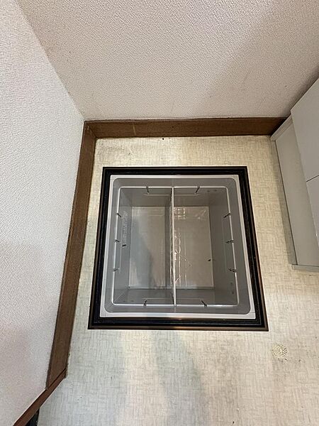 床下収納です。ここから床下を点検できる点検口にもなっております。