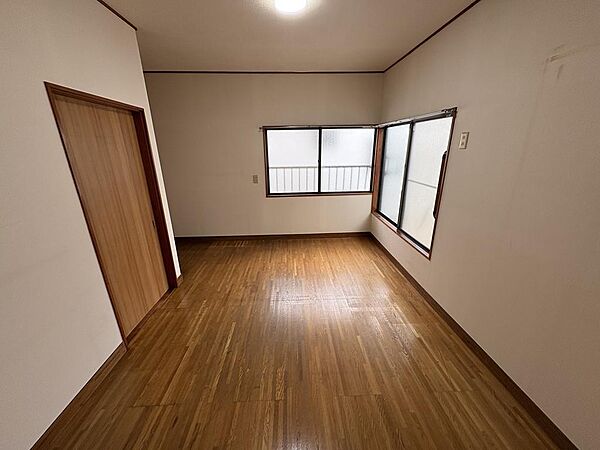 2階約6帖の洋室です。
