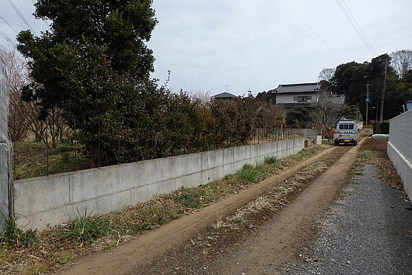 つくば市区域指定（誰でも建築出来る土地です）整形地（21ｍ×21ｍ）135坪で地形良。上水道・下水道は、前面道路から引込可能。常磐線（牛久駅）3.7ｋｍ。茎崎第一小学校500ｍ。高崎中学校480ｍ。