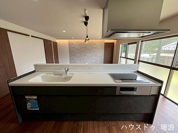 リビング全体を見渡せる、開放的な対面式キッチンです！配膳や片付けがスムーズに行える動線が確保されており、毎日の家事効率がアップ。ご家族の笑顔を見守りながら、楽しくお料理ができる設計です！