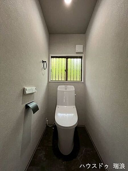 シックで落ち着いた雰囲気のトイレスペースです！温水洗浄便座などの快適な機能が備わっており、日々の使いやすさに配慮されています。小窓からの自然光が室内を明るく演出します♪