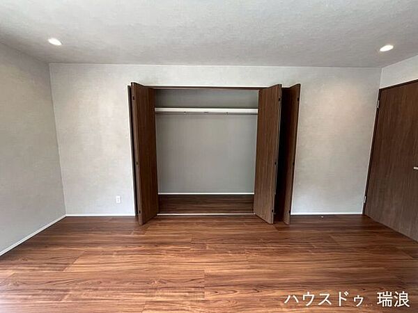 ワイドなクローゼット付きの居室！枕棚とハンガーパイプが備わっており、お洋服や季節物の荷物をすっきりと片付けられます。生活感を抑え、美しい住空間を長く保てます♪