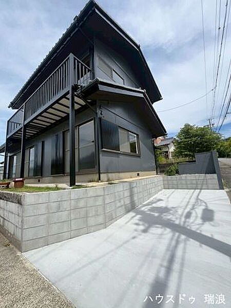 角度によって異なる表情を見せる、デザイン性の高い外観写真です！重厚感のある佇まいが日々の暮らしに安心感を与えます。周囲の街並みにも調和し、ご家族の新しい暮らしの舞台にぴったりです♪