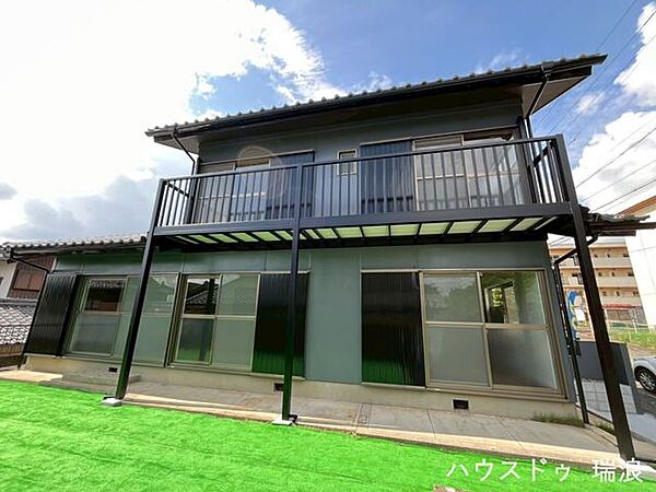 開放的なカースペースを備えた、ゆとりある外観の住まいです！前面の遮るものがなく、心地よい陽射しがしっかりと差し込みます。ご家族がのびのびと過ごせる、明るく開放感に満ちた住環境が整っています！