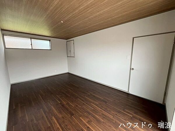 木目の床が一面に広がる、明るく風通しの良い洋室です！窓から心地よい自然光が室内の隅々まで行き届き、爽やかな朝を迎えられます。ご家族の成長や用途に合わせて、柔軟に使いやすい間取りです♪