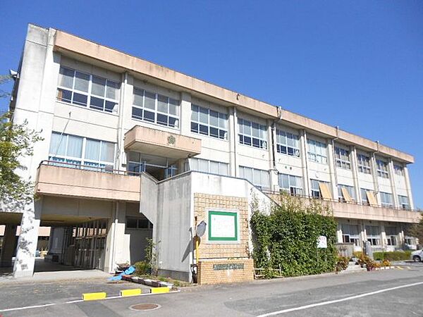 泉西小学校 850m