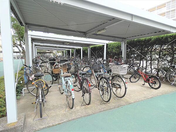 屋根付きの駐輪場です！