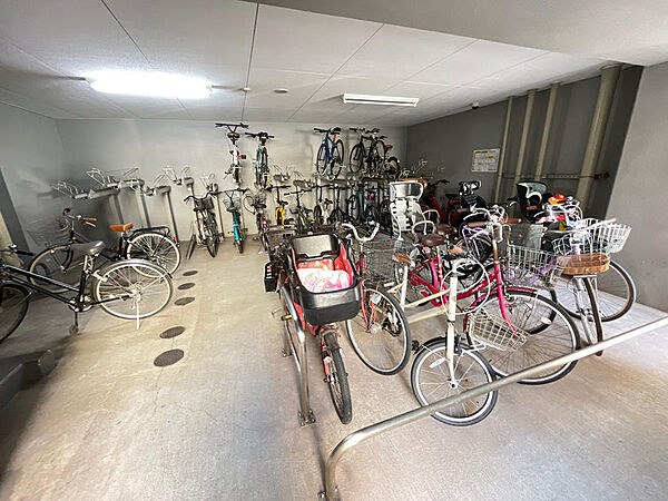 屋根付きの駐輪場で雨風防げます！