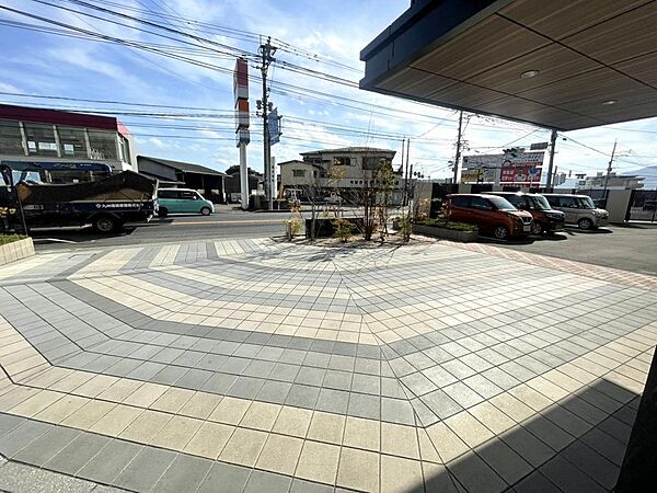 マンションの入口が広いので駐車しやすいです！