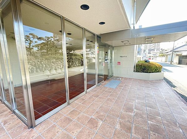ガラス張りで綺麗なエントランスです